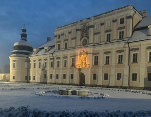 Intezmények